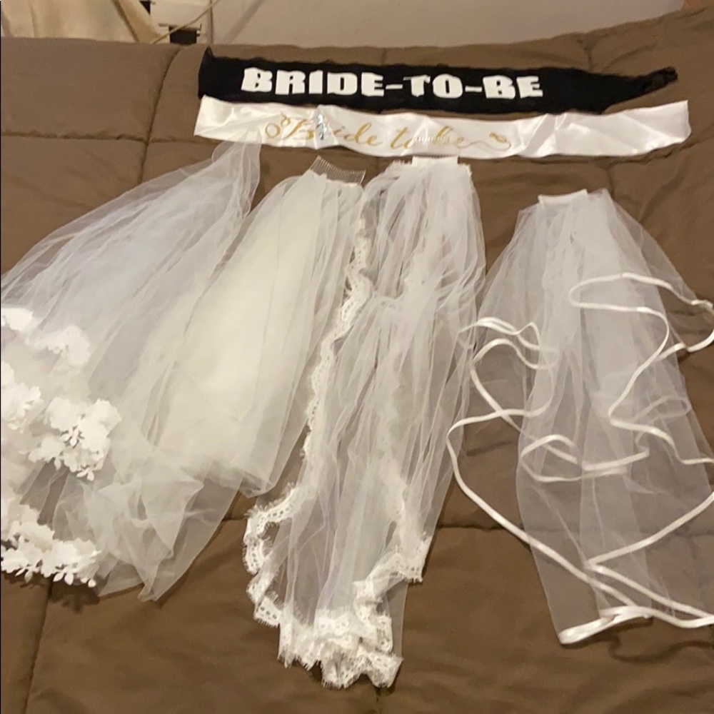 4 Bridal veils and 2 saches